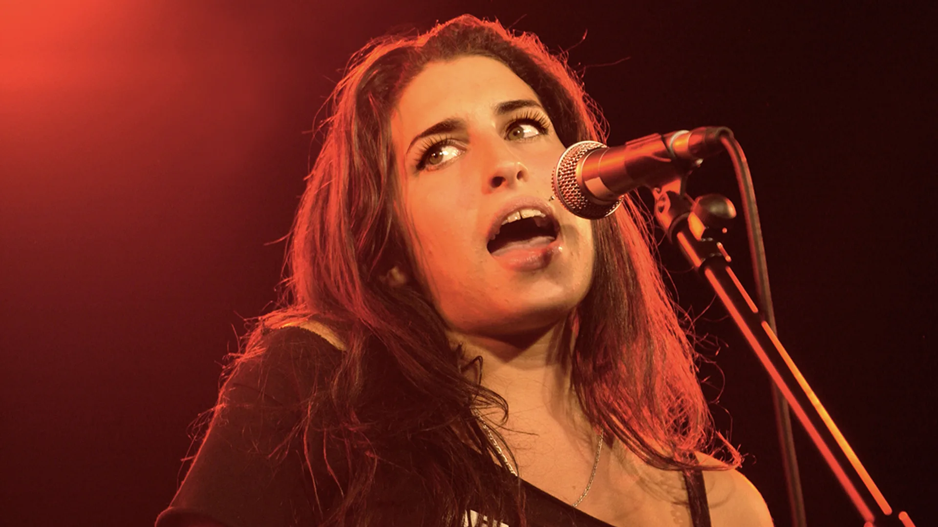 Amy Winehouse singing